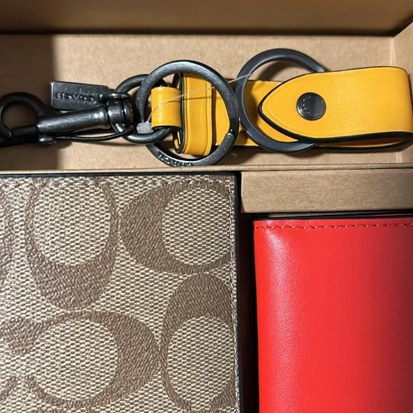 New COACH 3IN1 WLLT BOX SIG CL QB/KHAKI/MIAMI RED MULTI wallet gift box new box